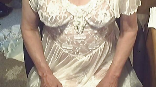 一个金发女郎绕着一根杆子跳舞，然后她就被深深地操了