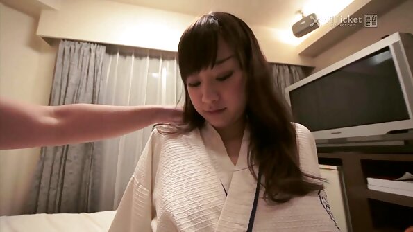 白肤金发的金发女郎正在给她的大情人口交
