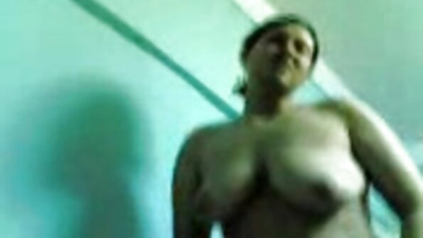 一个热辣的宝贝被她的男朋友性交，她也被舔了