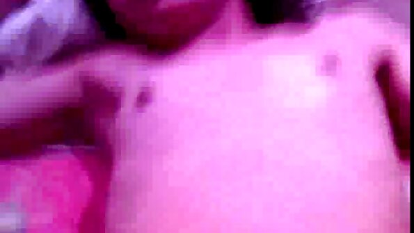 一个金发女郎为一个和她在床上的男人打开她的身体