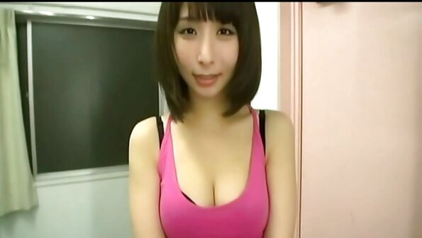 一个长头发的金发女郎让她湿透的阴户性交硬