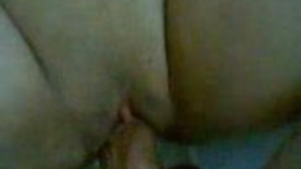 拥有巨大山雀和大屁股的小妞张开双腿