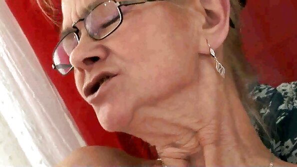 美丽而丰满的黑发熟女被撞铁杆