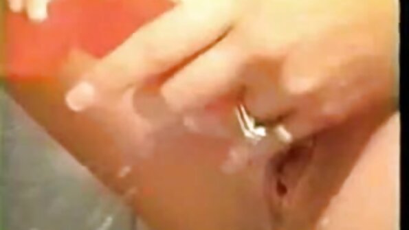一个拥有完美山雀的荡妇正在草地上被穿透