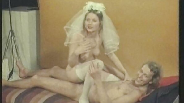 一位金发女郎张开嘴以色情的方式舔鸡巴