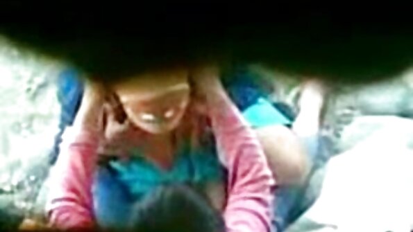 一位金发女郎和一位黑发女郎在一段女同性恋视频中接吻