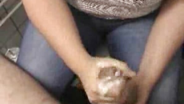 一个正在接受按摩的金发女郎在桌子上被操了